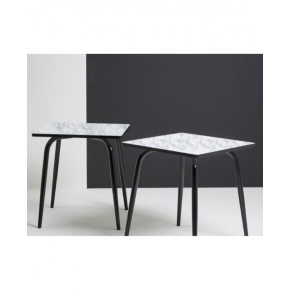 Table Retro Véra – imprimé Marbre pieds Noirs – 70×70