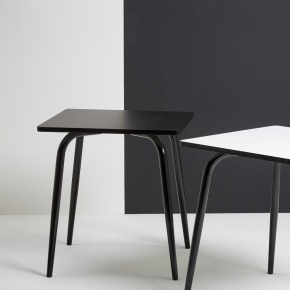 Table Retro Véra – uni Noir Pieds Noirs – 70×70
