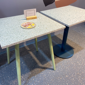 Table en Plastique Recyclé Vert - Pied Central Noir - 65x60