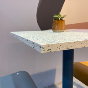 Table en Plastique Recyclé Bleu - Pieds Terracotta - 65x60