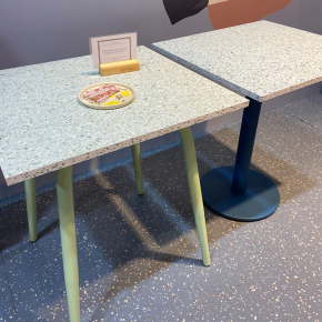 Table en Plastique Recyclé Bleu - Pieds Terracotta - 65x60