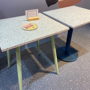 Table en Plastique Recyclé Vert - Pieds Terracotta - 65x60
