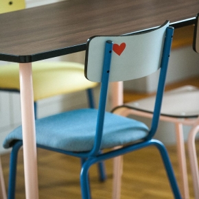 Chaise d’écolier Adulte Suzie bi-matière Dossier imprimé Amour Bleu et Assise en Tissu Uni Bleu - Pieds Bleu